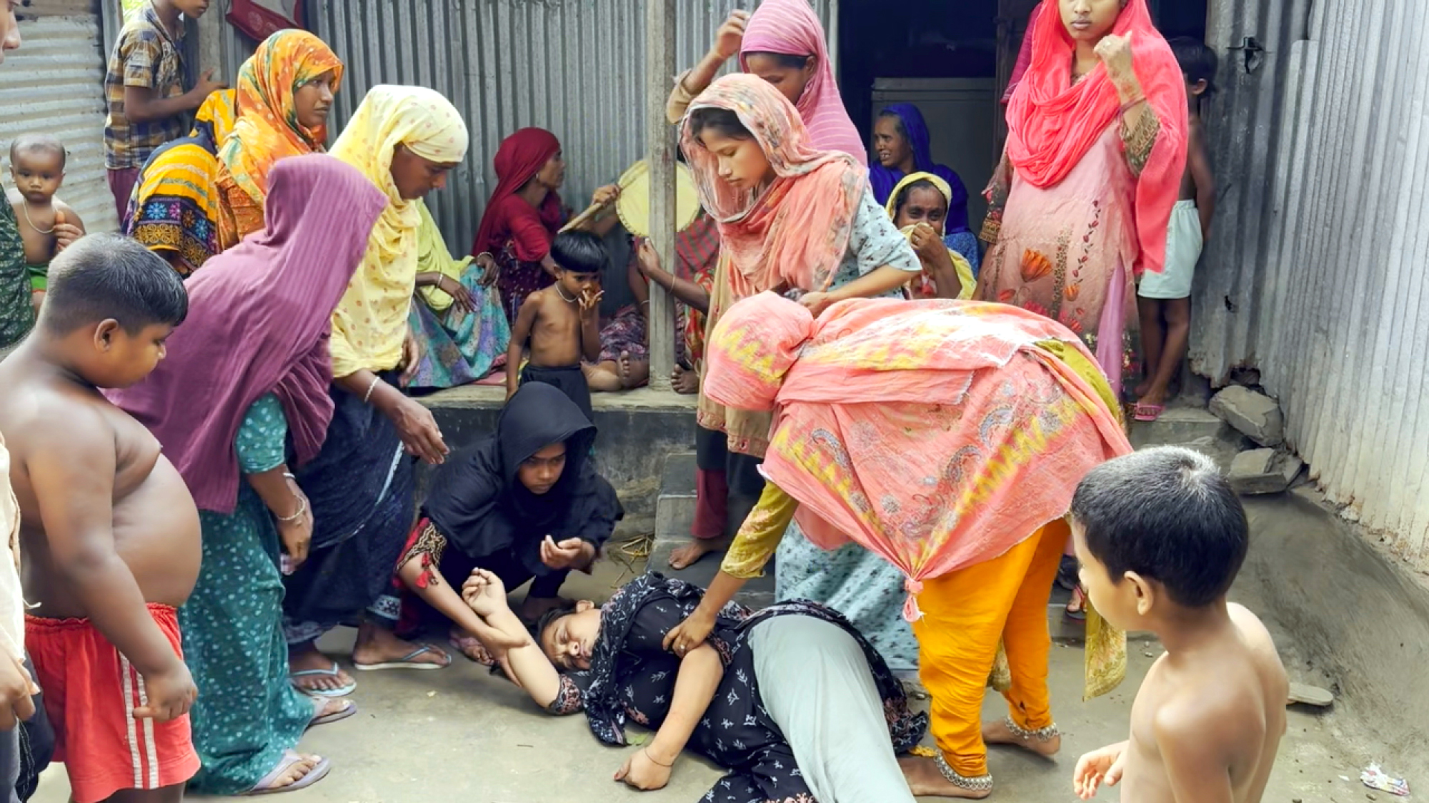 মোবাইল ফোন চুরির সন্দেহে যুবককে কুপিয়ে হত্যার অভিযোগ; আটক ৩